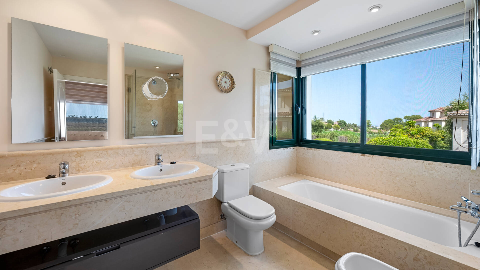 Amplio apartamento en primera línea de golf con vistas panorámicas en Benahavís