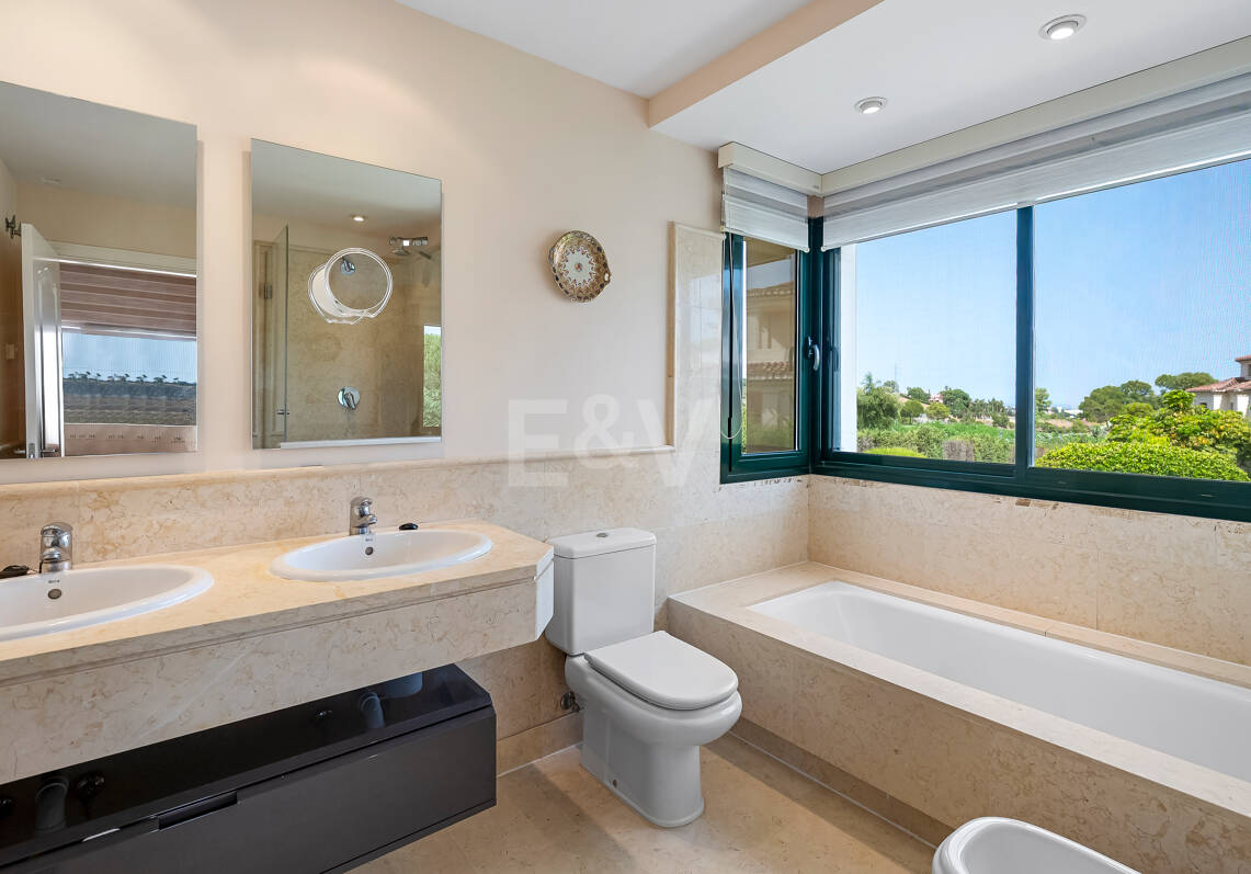 Spacious Frontline Golf Apartment with Panoramic Views in Benahavís