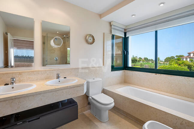 Amplio apartamento en primera línea de golf con vistas panorámicas en Benahavís