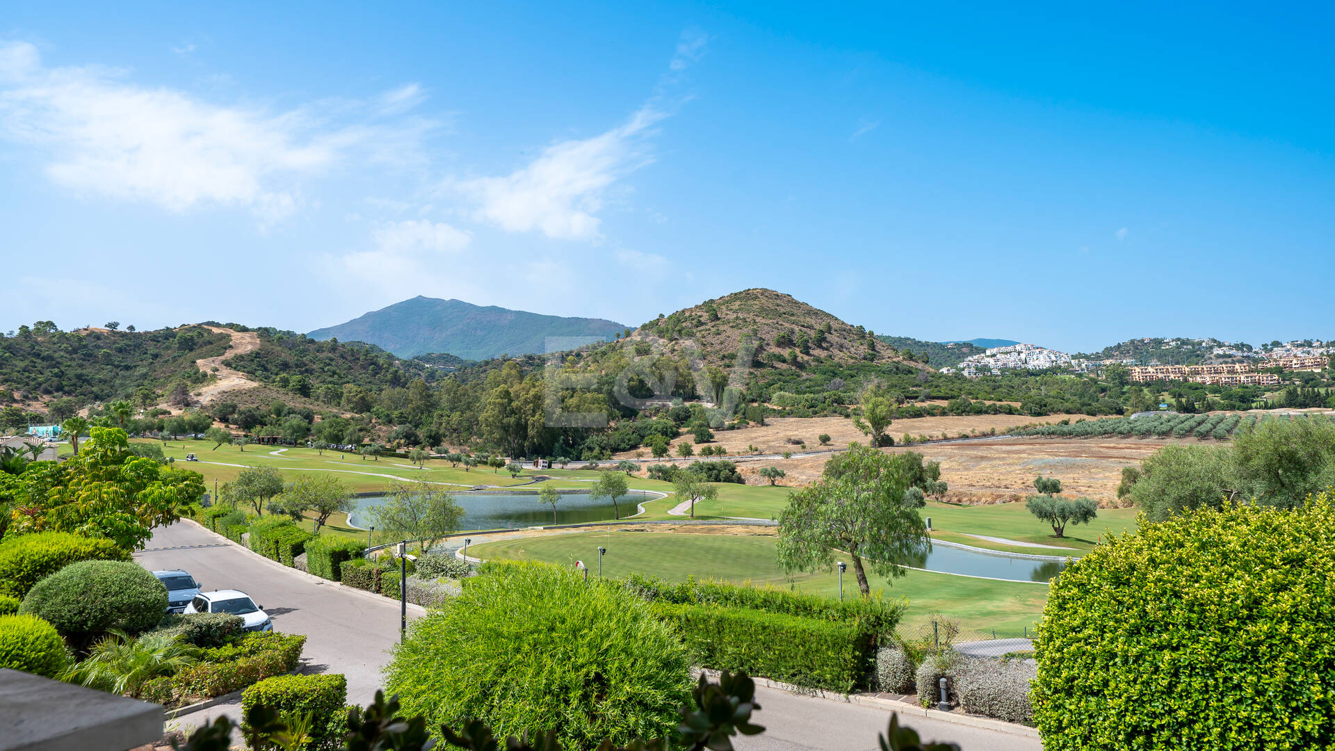 Amplio apartamento en primera línea de golf con vistas panorámicas en Benahavís