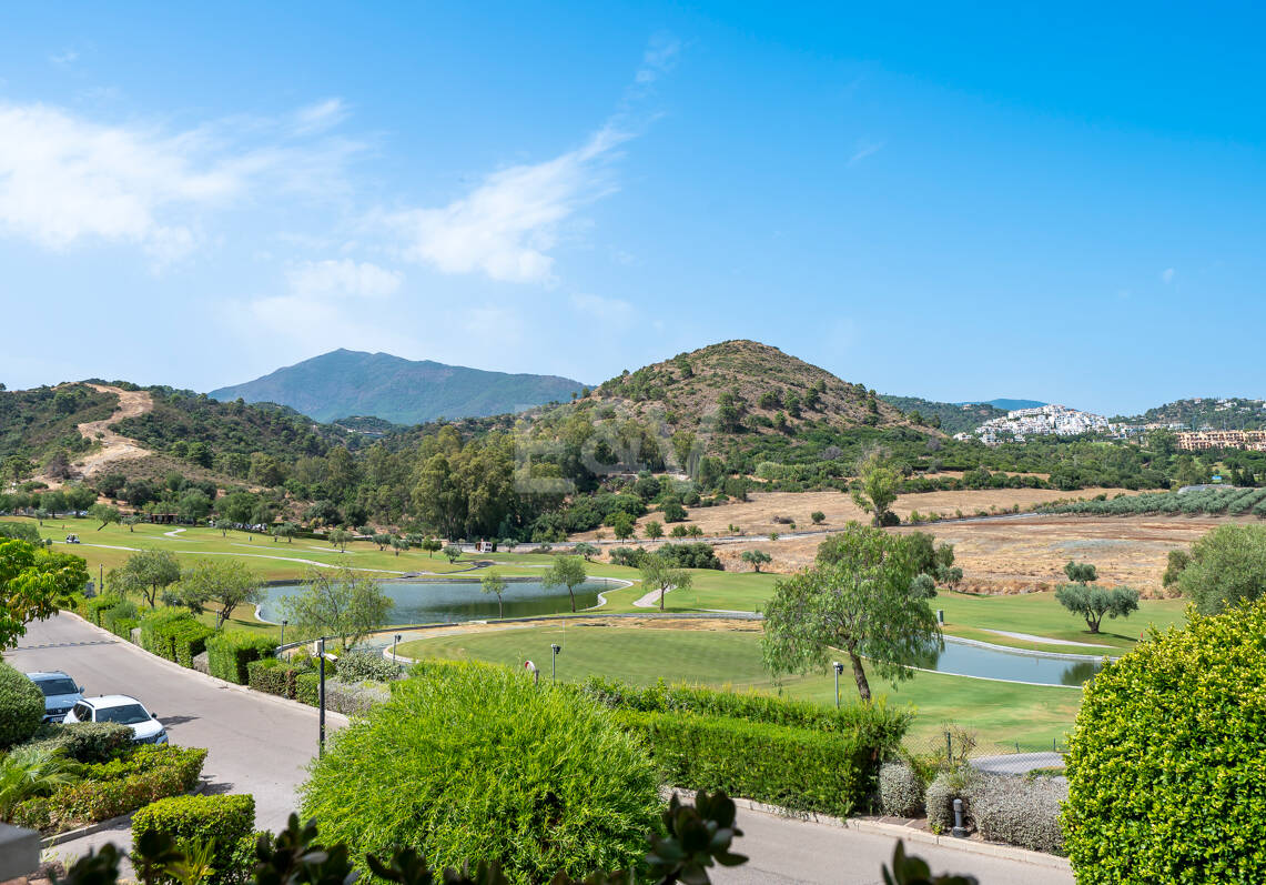 Spacious Frontline Golf Apartment with Panoramic Views in Benahavís