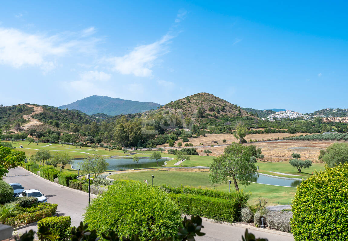 Amplio apartamento en primera línea de golf con vistas panorámicas en Benahavís
