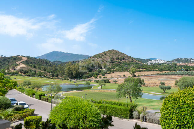 Amplio apartamento en primera línea de golf con vistas panorámicas en Benahavís