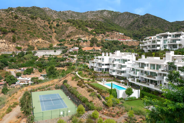 Contemporary Sea View Apartment in Palo Alto, Marbella