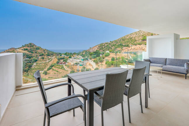 Contemporary Sea View Apartment in Palo Alto, Marbella