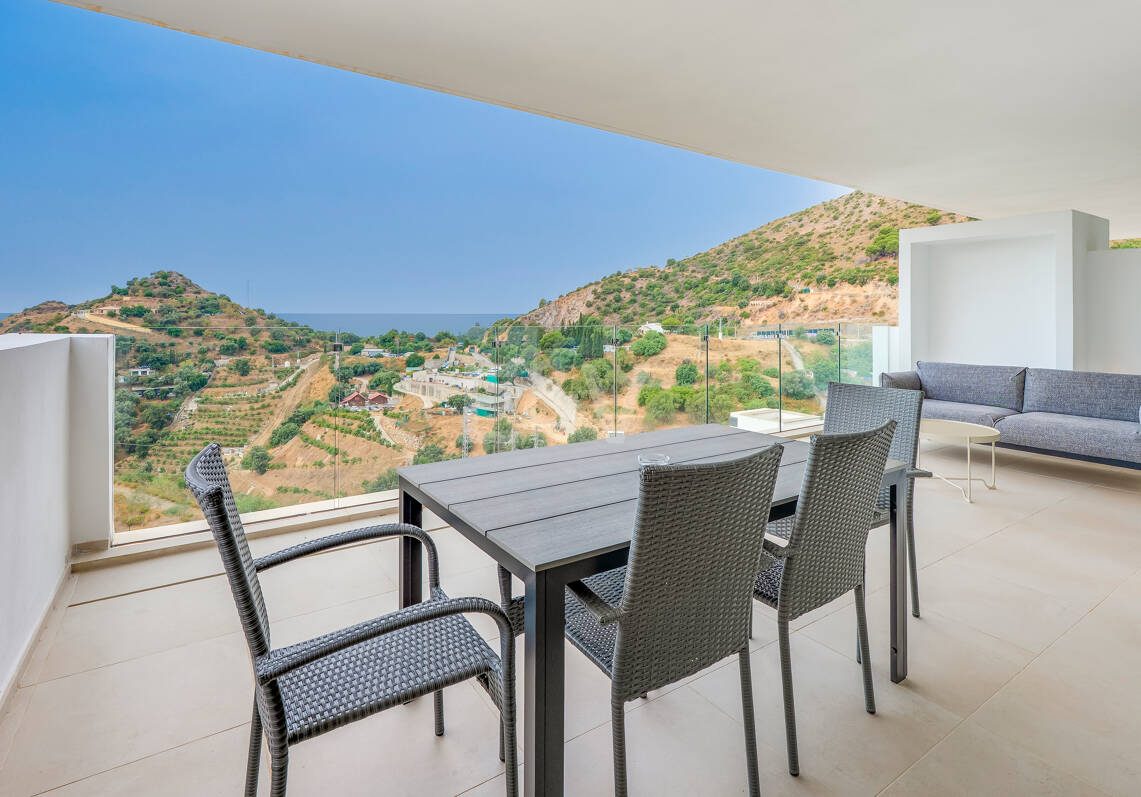 Contemporary Sea View Apartment in Palo Alto, Marbella