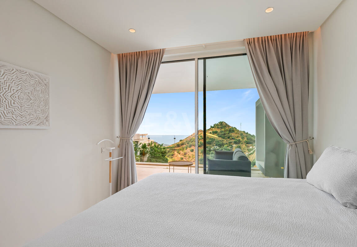 Contemporary Sea View Apartment in Palo Alto, Marbella