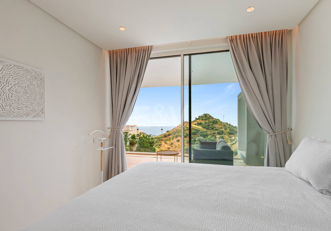 Contemporary Sea View Apartment in Palo Alto, Marbella