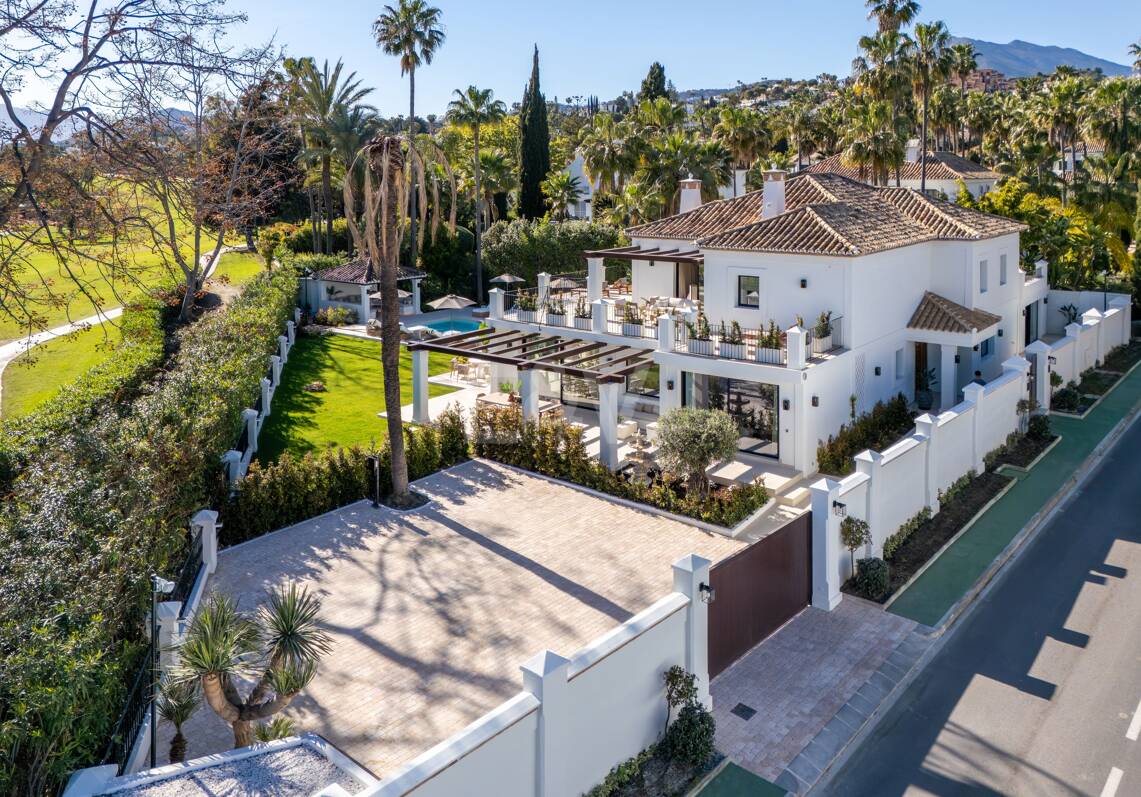 Elegant Frontline Golf Villa with Guest House inLa Cerquilla, Nueva Andalucía