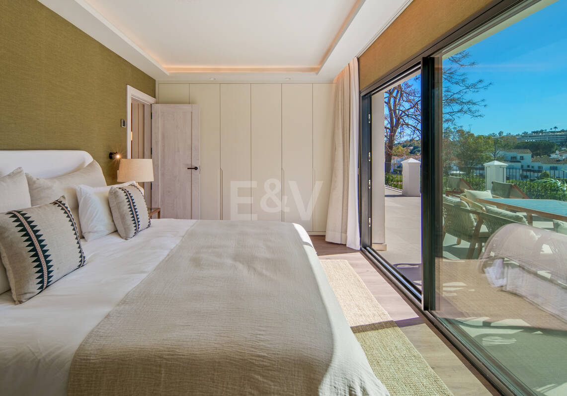 Elegant Frontline Golf Villa with Guest House inLa Cerquilla, Nueva Andalucía