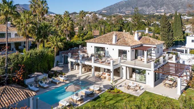 Elegante villa de golf en primera línea en La Cerquilla, Nueva Andalucía