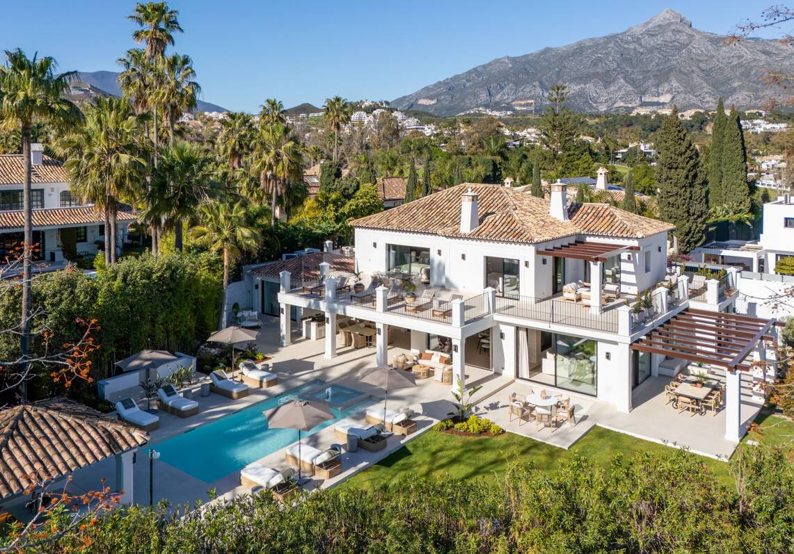 Elegant Frontline Golf Villa with Guest House inLa Cerquilla, Nueva Andalucía