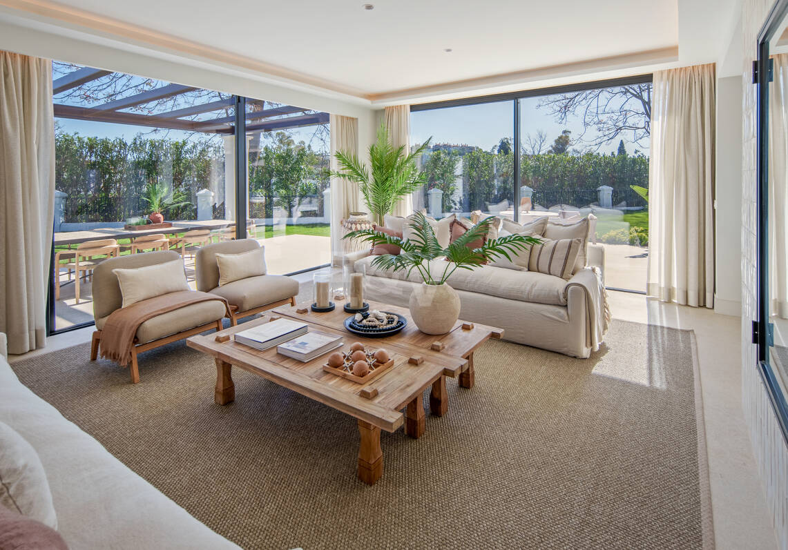 Elegant Frontline Golf Villa with Guest House inLa Cerquilla, Nueva Andalucía