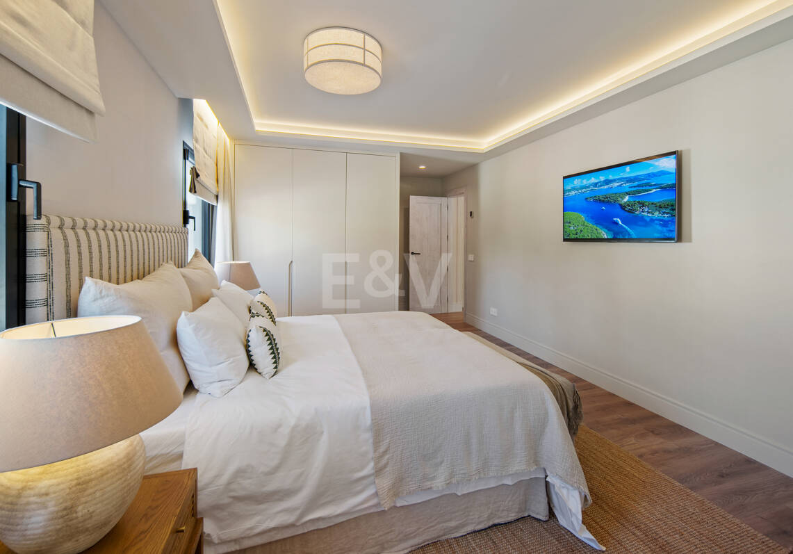 Elegant Frontline Golf Villa with Guest House inLa Cerquilla, Nueva Andalucía
