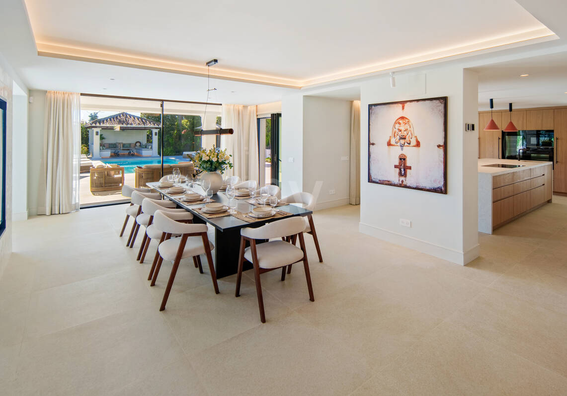 Elegant Frontline Golf Villa with Guest House inLa Cerquilla, Nueva Andalucía