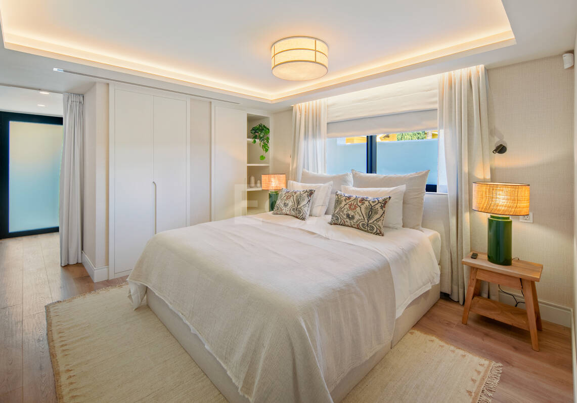 Elegant Frontline Golf Villa with Guest House inLa Cerquilla, Nueva Andalucía