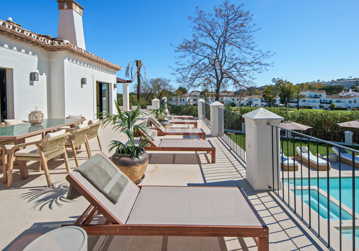 Elegant Frontline Golf Villa with Guest House inLa Cerquilla, Nueva Andalucía