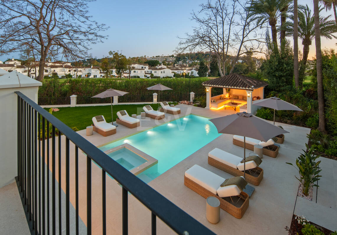 Elegant Frontline Golf Villa with Guest House inLa Cerquilla, Nueva Andalucía