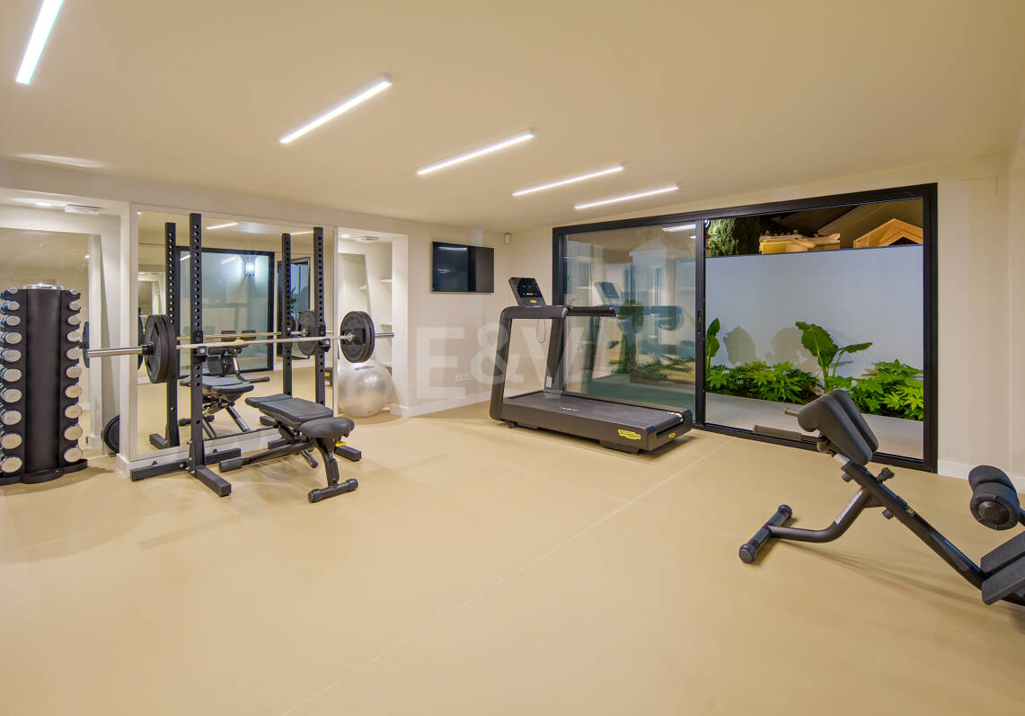 Elegant Frontline Golf Villa with Guest House inLa Cerquilla, Nueva Andalucía