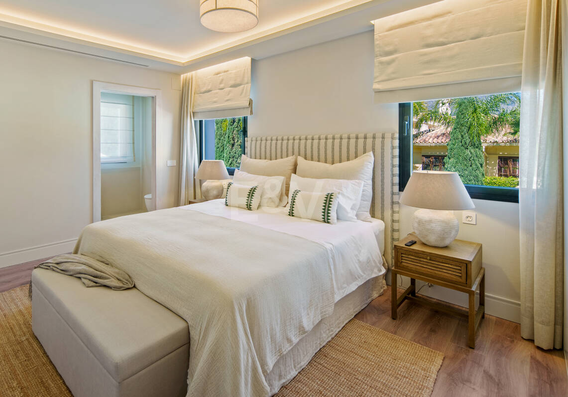 Elegant Frontline Golf Villa with Guest House inLa Cerquilla, Nueva Andalucía