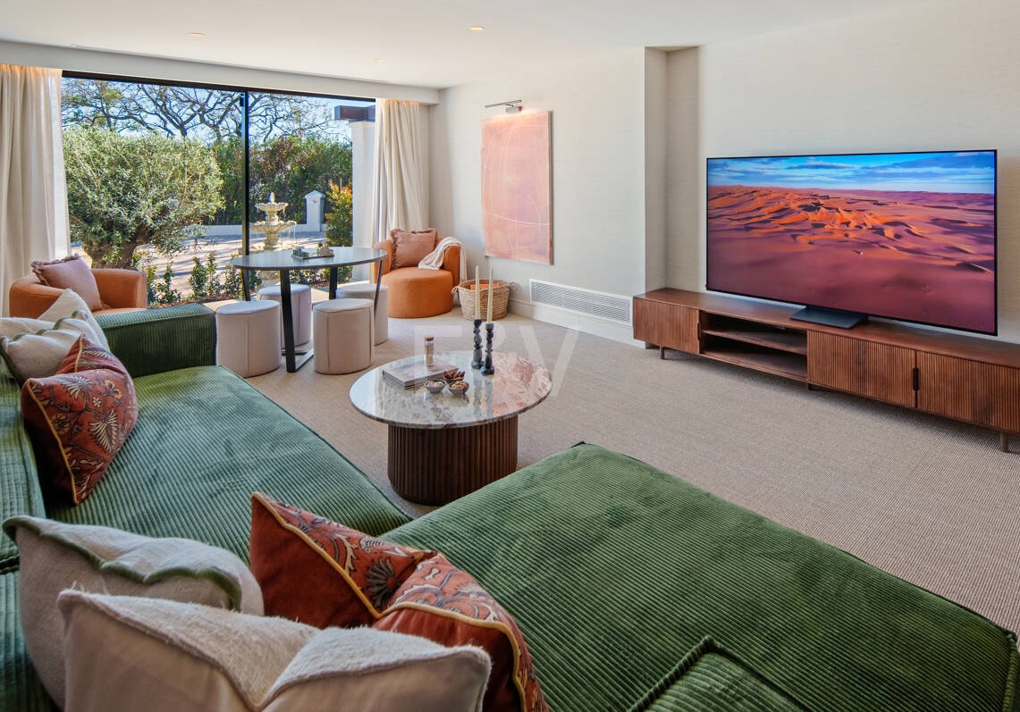 Elegant Frontline Golf Villa with Guest House inLa Cerquilla, Nueva Andalucía