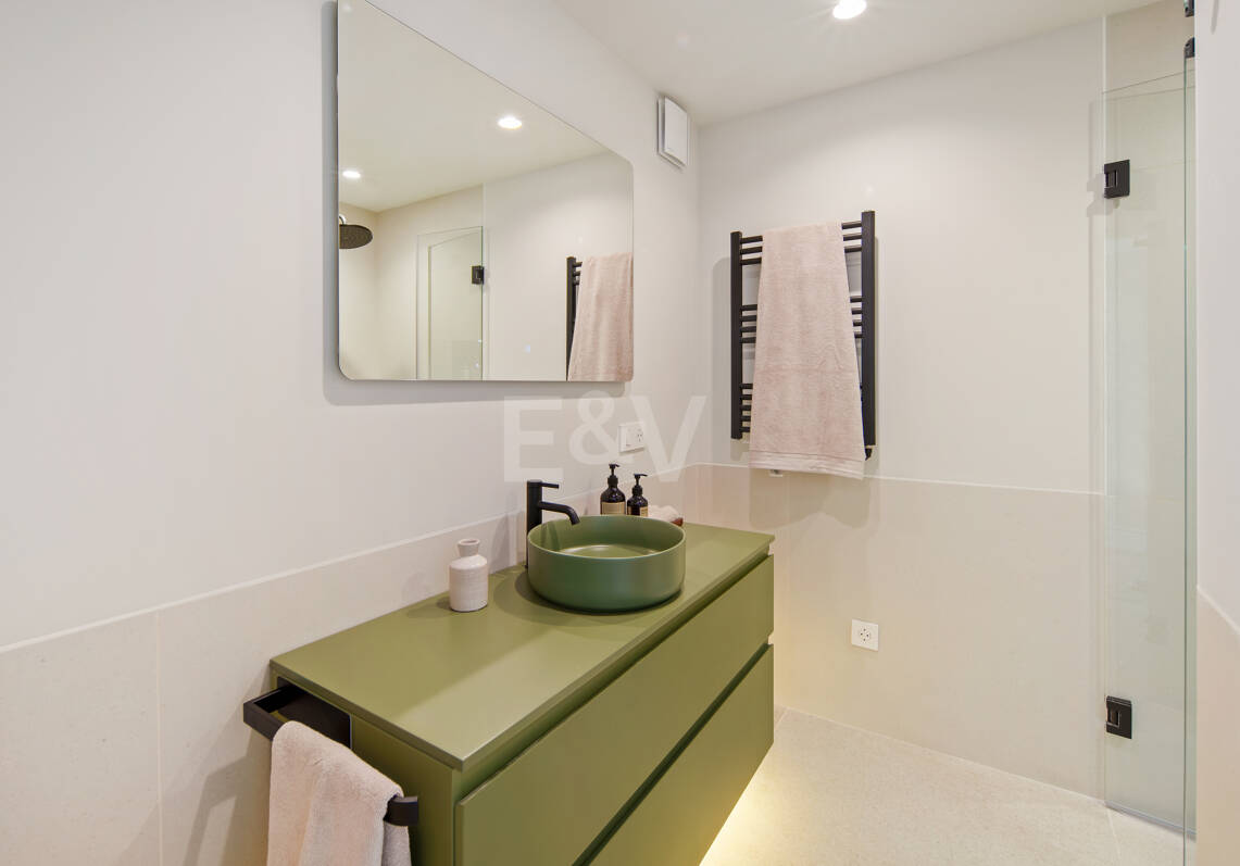 Elegant Frontline Golf Villa with Guest House inLa Cerquilla, Nueva Andalucía