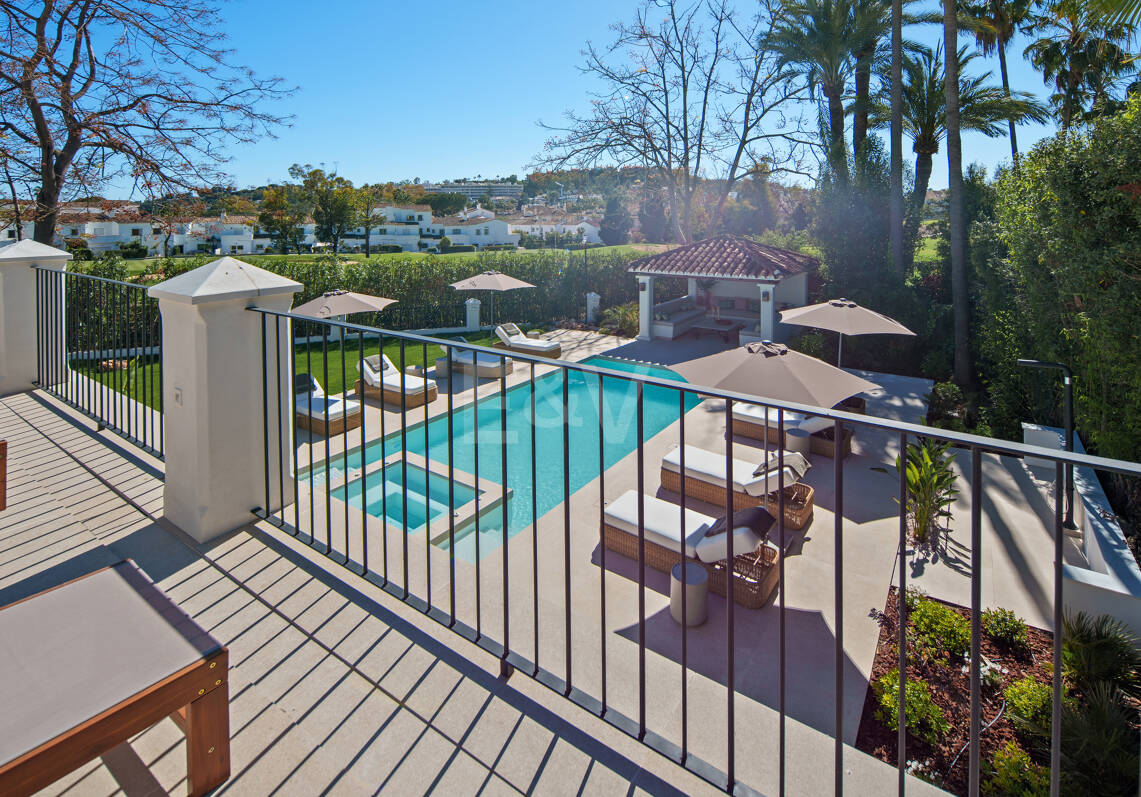 Elegant Frontline Golf Villa with Guest House inLa Cerquilla, Nueva Andalucía