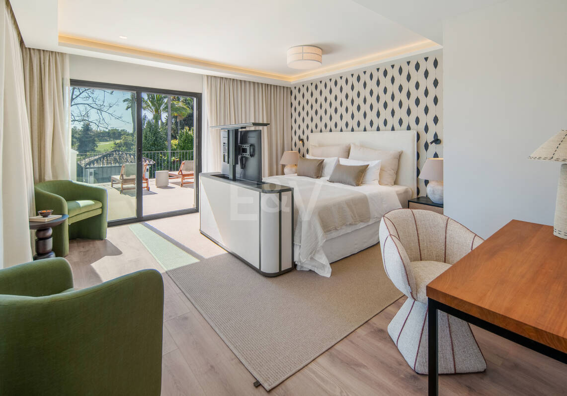 Elegant Frontline Golf Villa with Guest House inLa Cerquilla, Nueva Andalucía