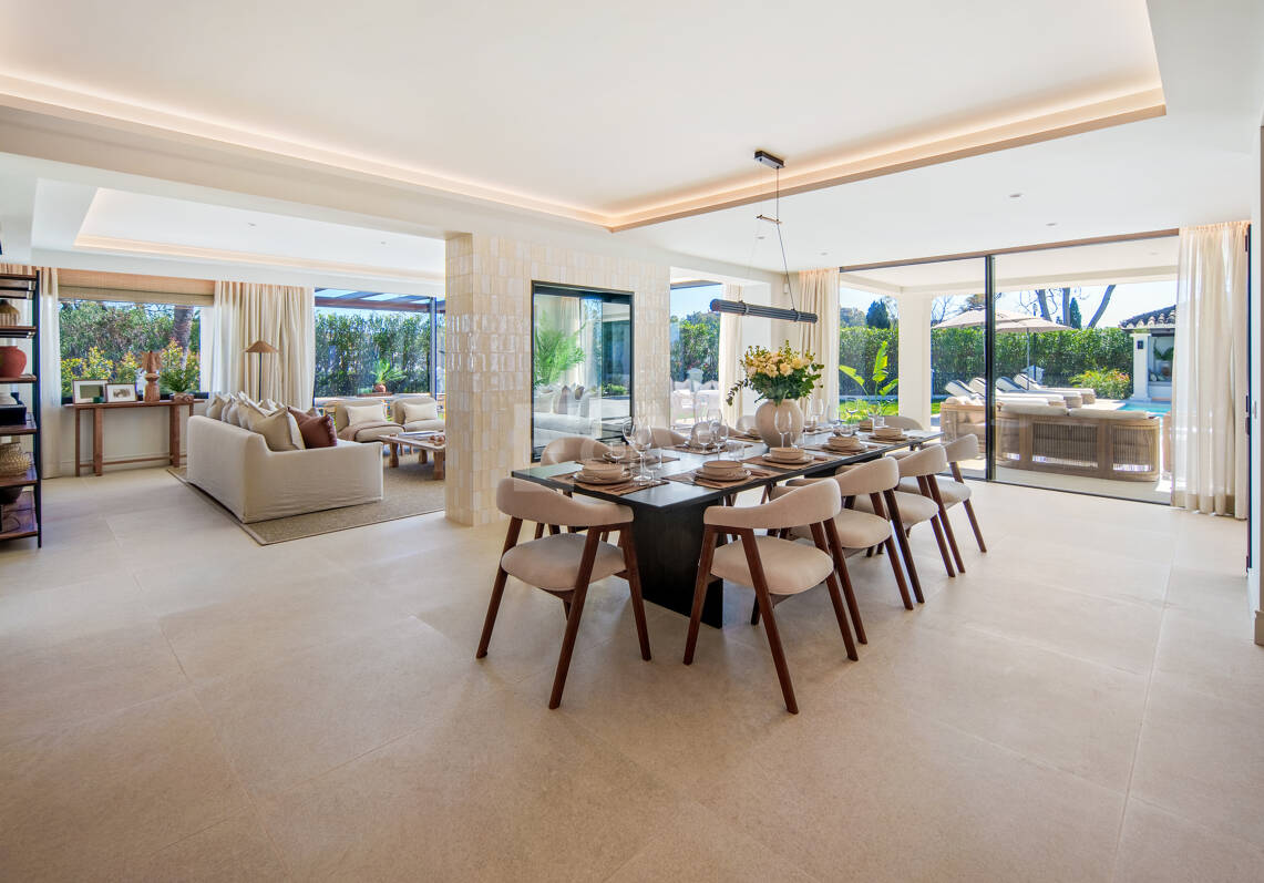 Elegant Frontline Golf Villa with Guest House inLa Cerquilla, Nueva Andalucía
