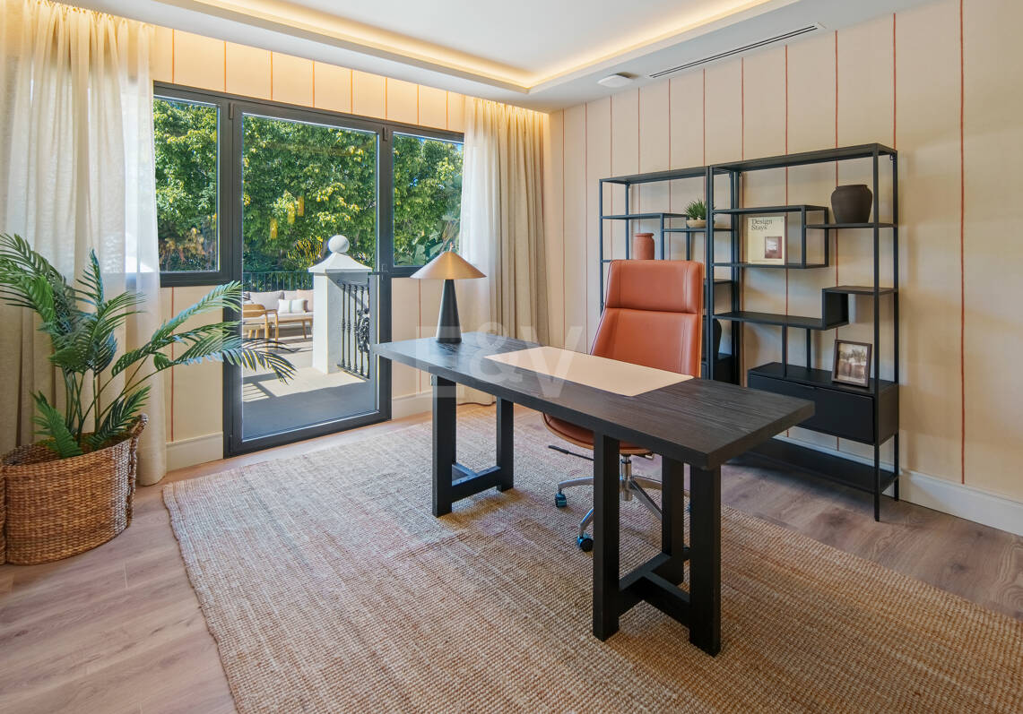 Elegant Frontline Golf Villa with Guest House inLa Cerquilla, Nueva Andalucía