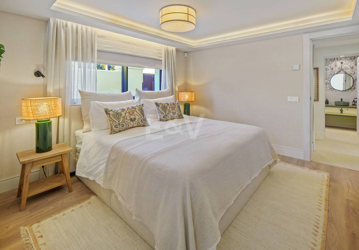 Elegant Frontline Golf Villa with Guest House inLa Cerquilla, Nueva Andalucía