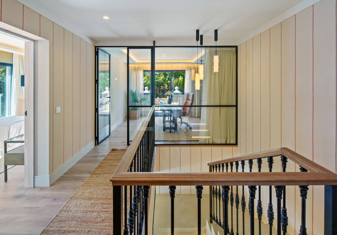 Elegant Frontline Golf Villa with Guest House inLa Cerquilla, Nueva Andalucía