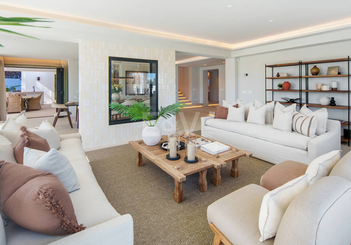 Elegant Frontline Golf Villa with Guest House inLa Cerquilla, Nueva Andalucía