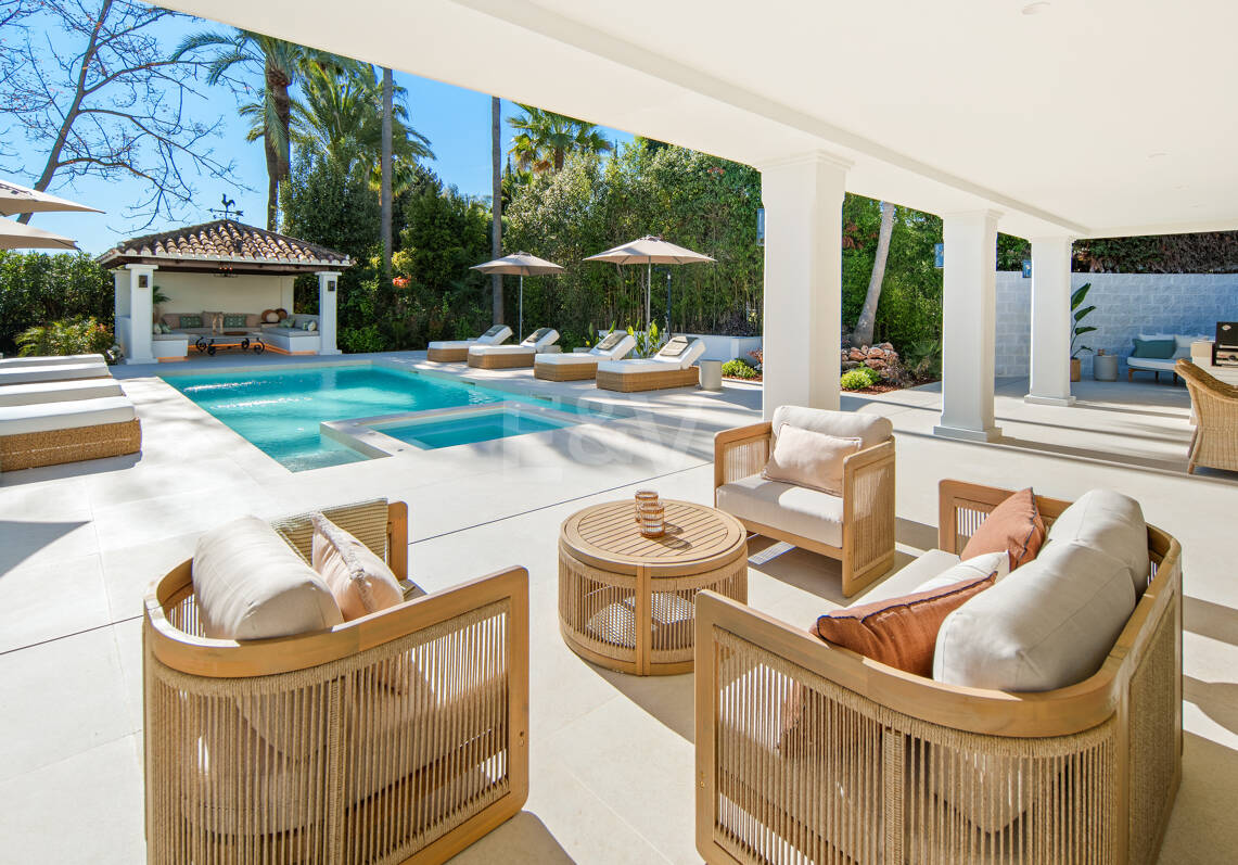 Elegant Frontline Golf Villa with Guest House inLa Cerquilla, Nueva Andalucía