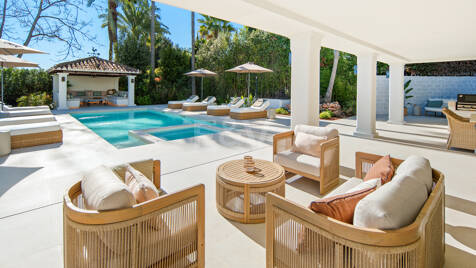 Elegant Frontline Golf Villa with Guest House in Nueva Andalucía