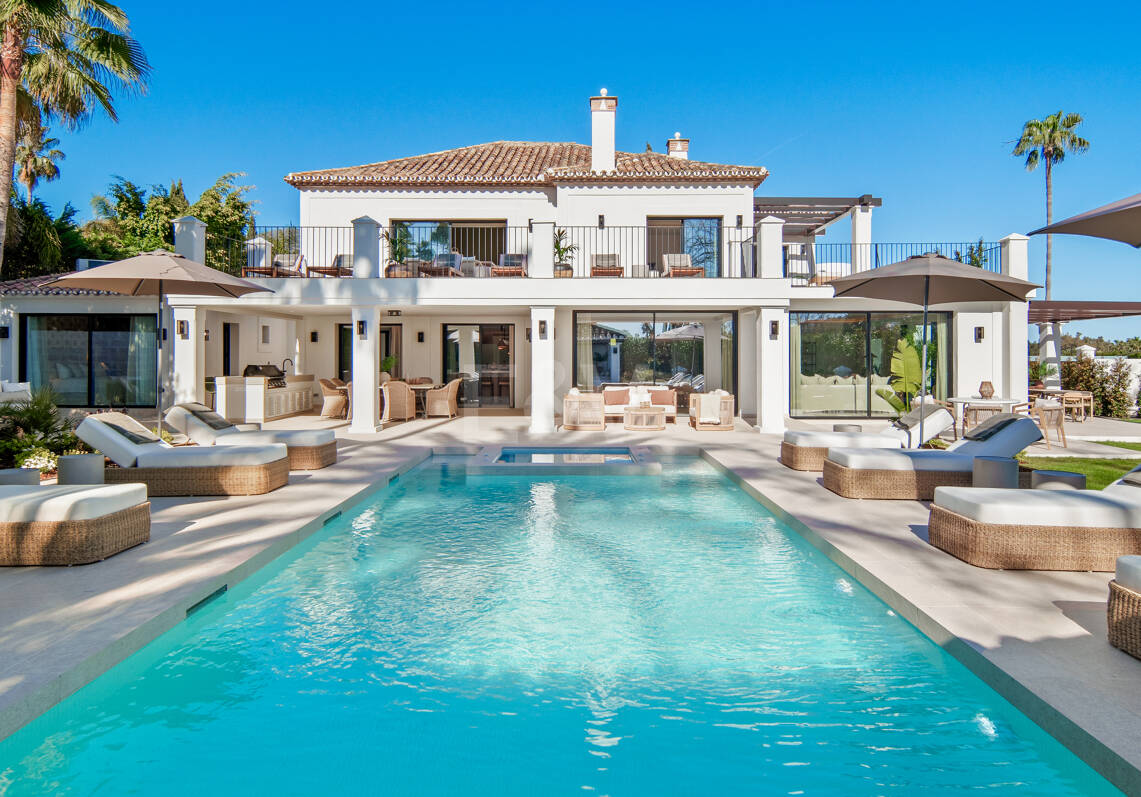 Elegant Frontline Golf Villa with Guest House inLa Cerquilla, Nueva Andalucía