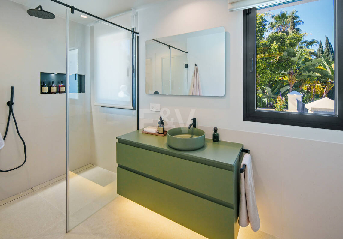 Elegant Frontline Golf Villa with Guest House inLa Cerquilla, Nueva Andalucía