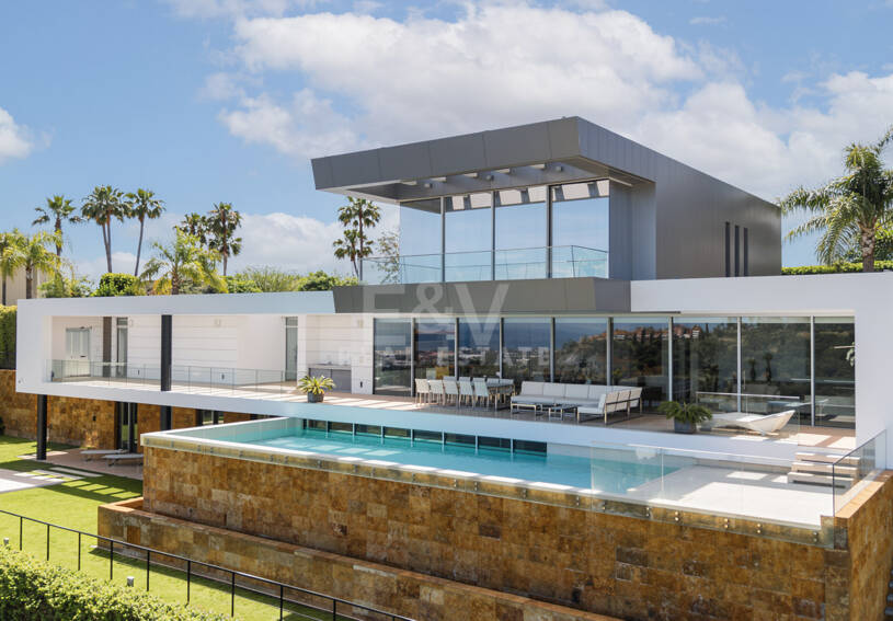 Contemporary Villa with Panoramic Views in Los Arqueros