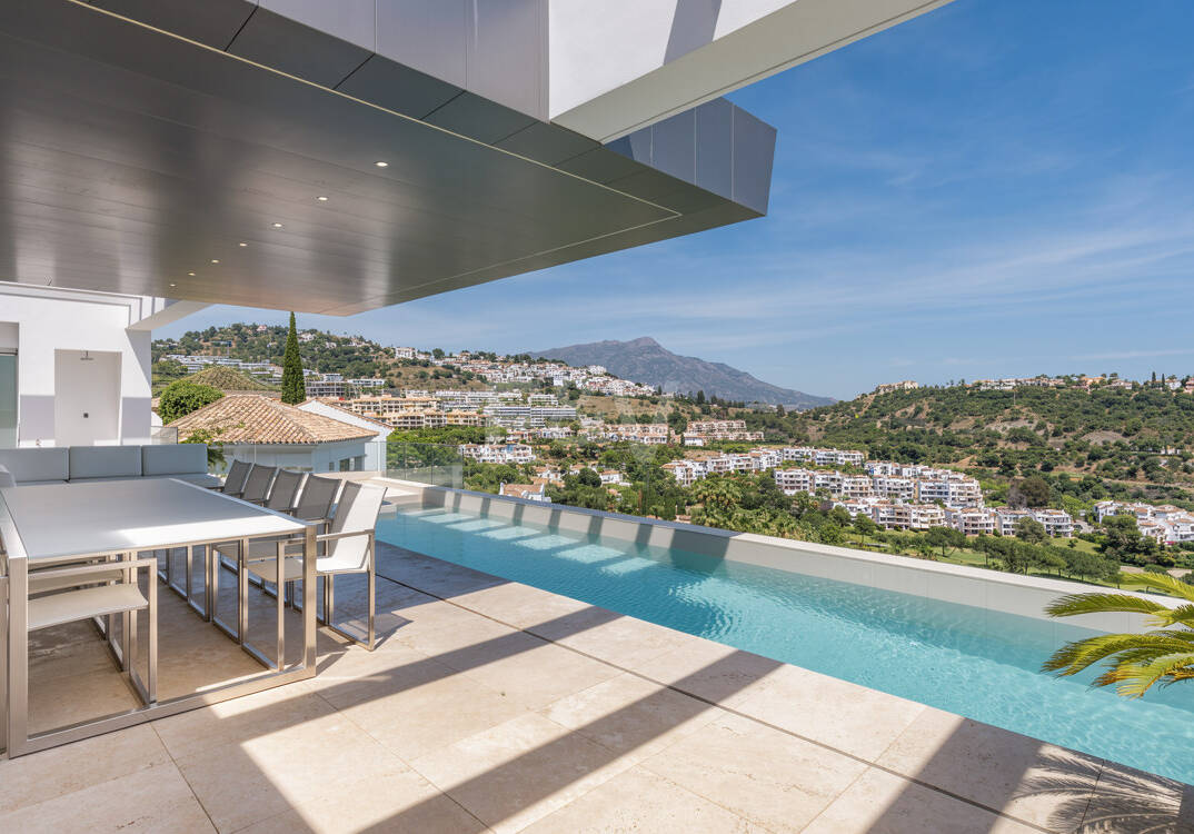 Contemporary Villa with Panoramic Views in Los Arqueros