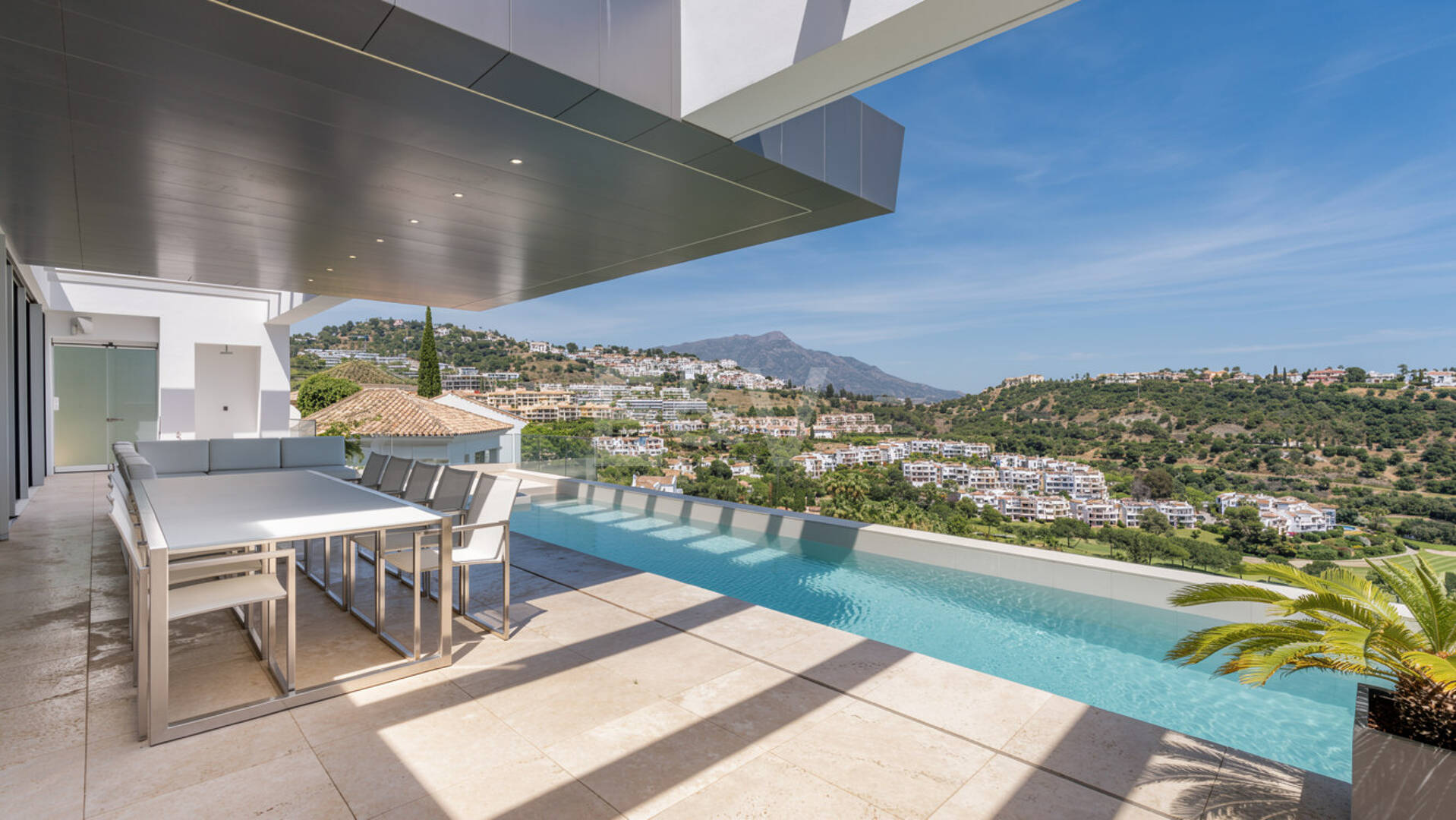 Zeitgenössische Villa mit Panoramablick in Los Arqueros