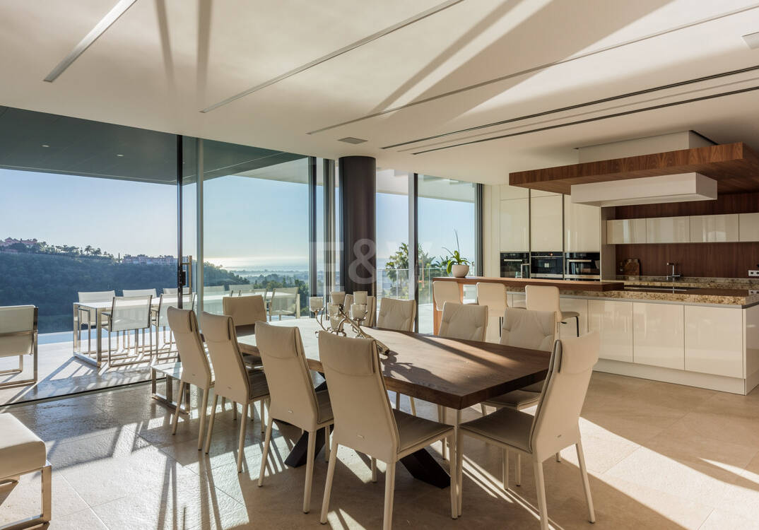 Contemporary Villa with Panoramic Views in Los Arqueros