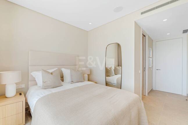 Magnificent Ground-Floor apartment in La Quinta with panoramic sea & mountain views