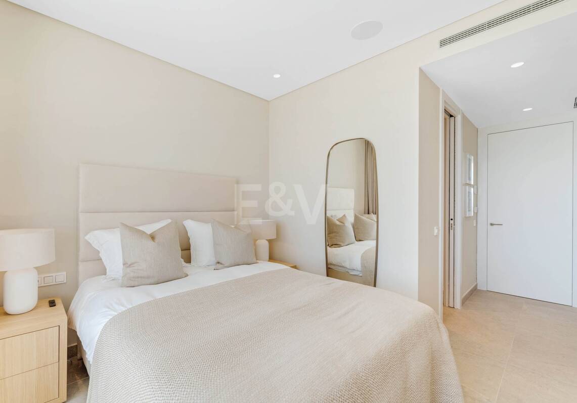 Magnificent Ground-Floor apartment in La Quinta with panoramic sea & mountain views
