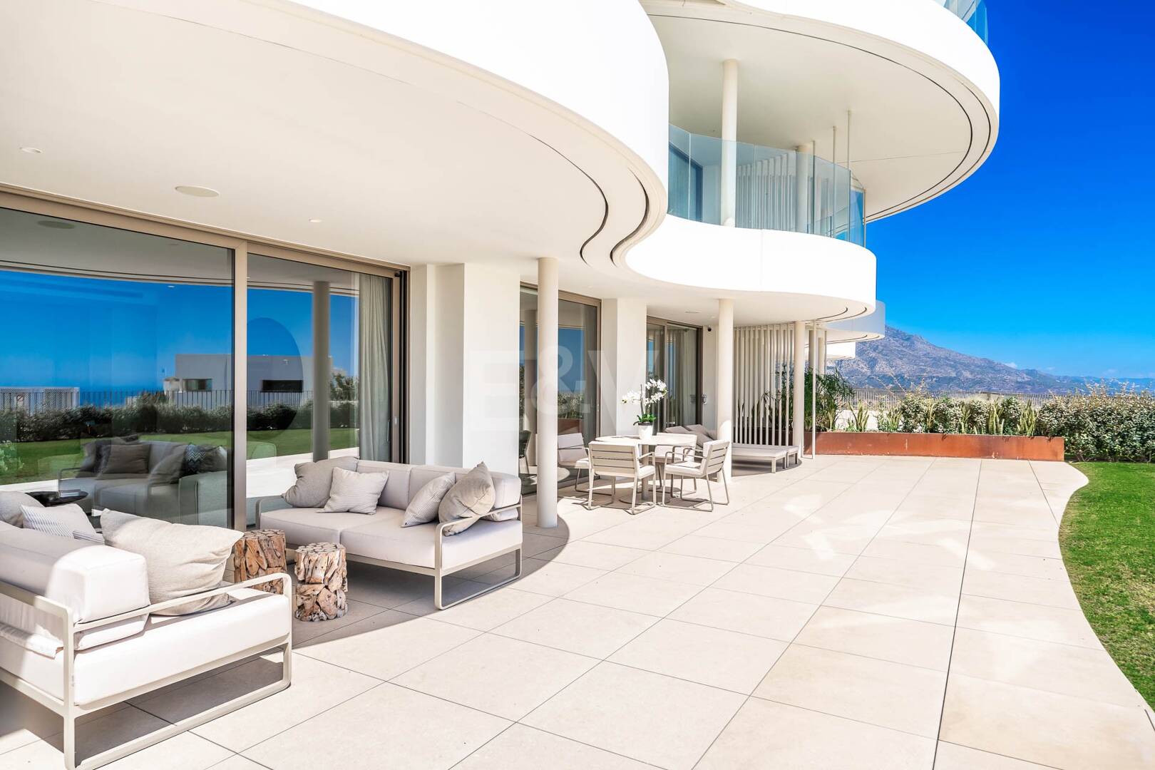 Magnificent Ground-Floor apartment in La Quinta with panoramic sea & mountain views