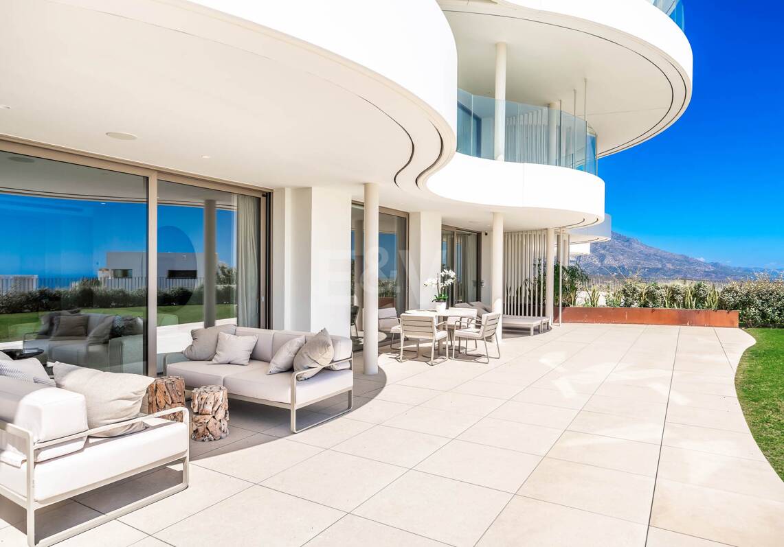 Magnificent Ground-Floor apartment in La Quinta with panoramic sea & mountain views