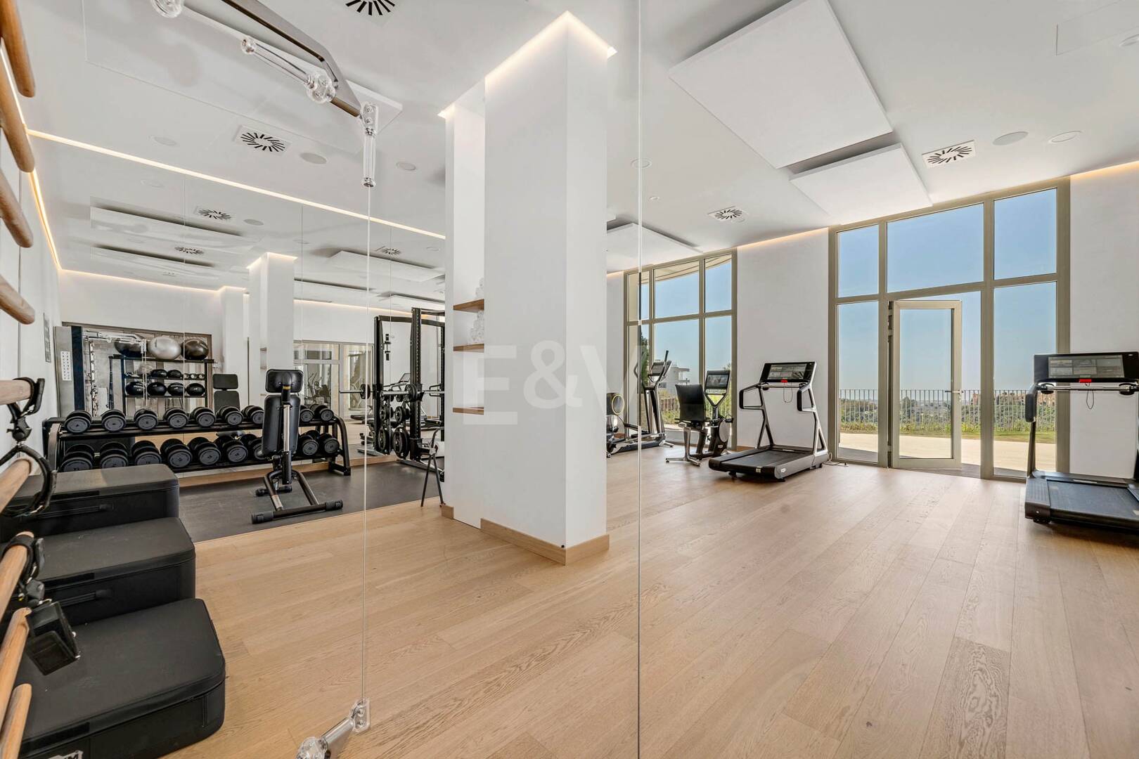 Magnificent Ground-Floor apartment in La Quinta with panoramic sea & mountain views