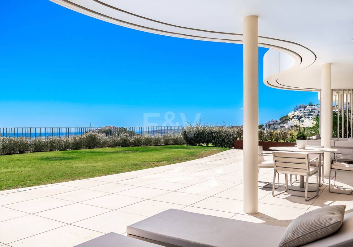 Magnificent Ground-Floor apartment in La Quinta with panoramic sea & mountain views