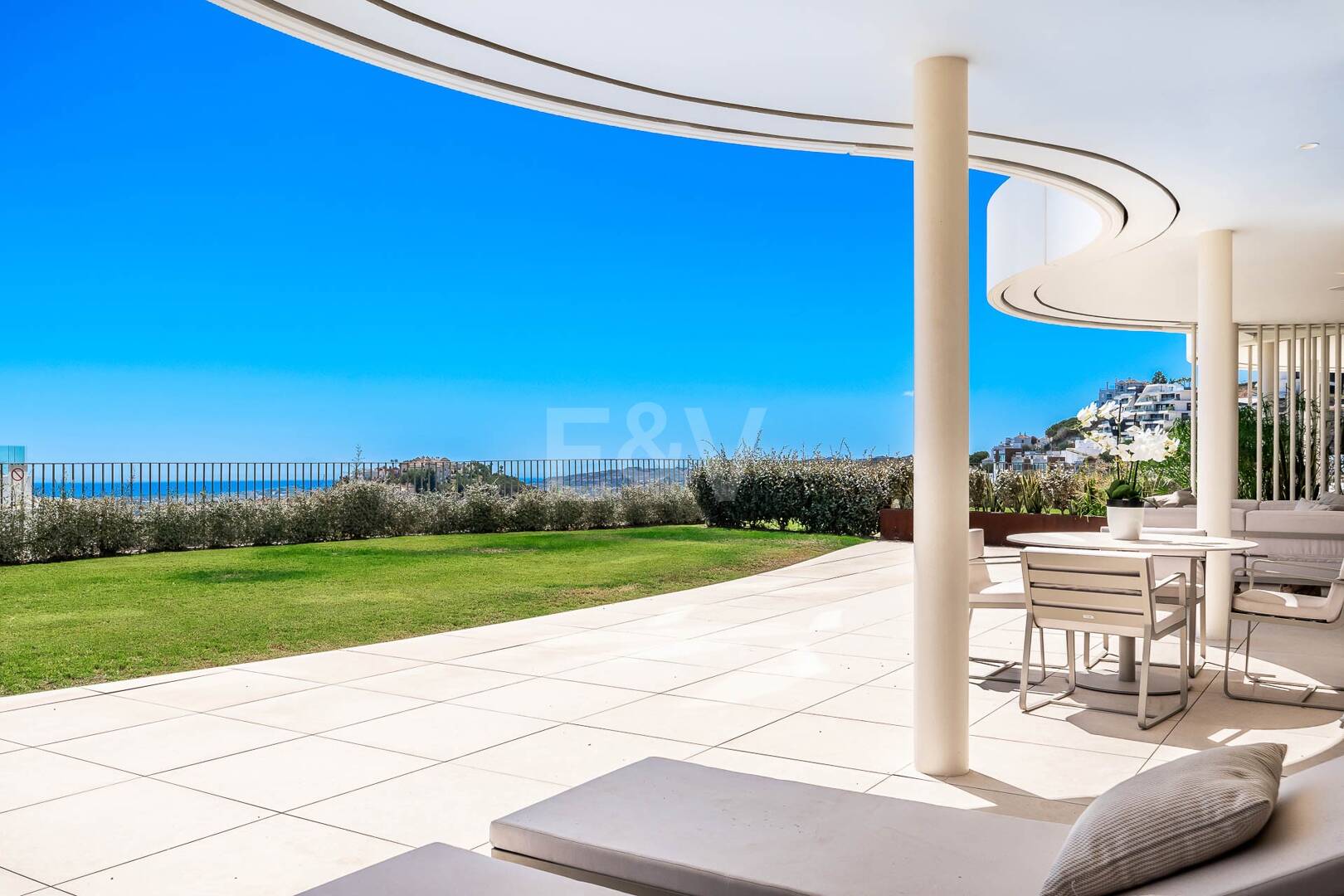 Magnificent Ground-Floor apartment in La Quinta with panoramic sea & mountain views
