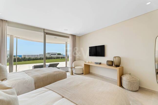 Magnificent Ground-Floor apartment in La Quinta with panoramic sea & mountain views