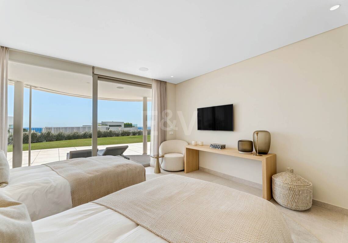 Magnificent Ground-Floor apartment in La Quinta with panoramic sea & mountain views